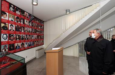 Millî Savunma Bakanı Hulusi Akar, Kosova’da Osmanlı Padişahı Sultan Birinci Murad Hüdavendigar'ın Türbesi'ni Ziyaret Etti